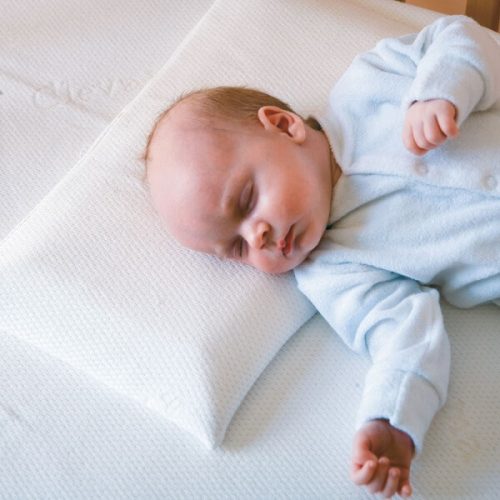 Un bébé endormi sur un oreiller 