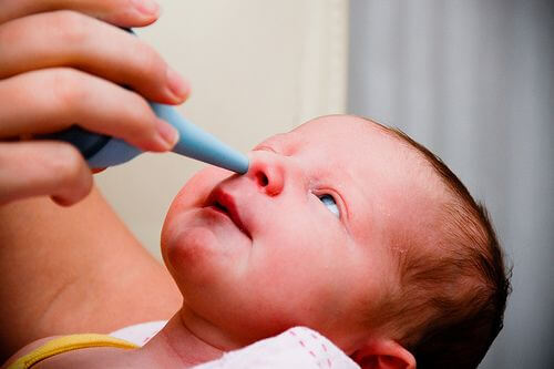 Aspirateur nasal dans le nez d'un bébé car ils ne peuvent pas respirer par la bouche