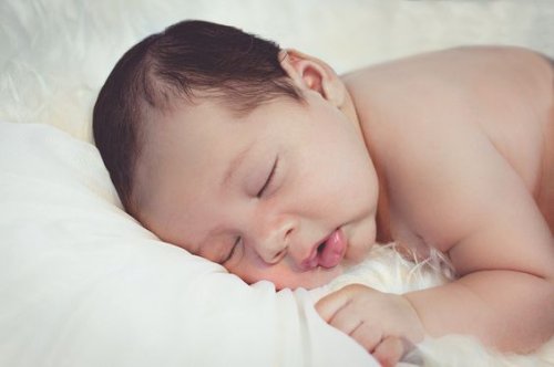 Bébé endormi respirant par la bouche