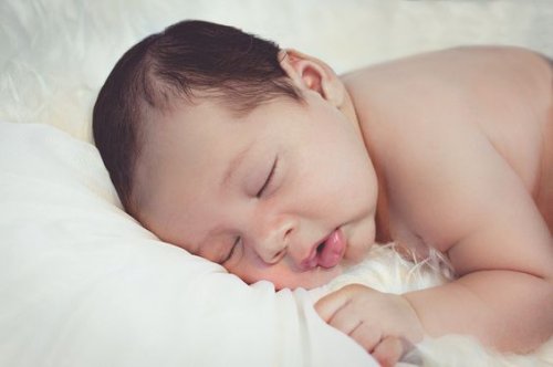 Les bébés de moins de six mois ne savent pas respirer par la bouche