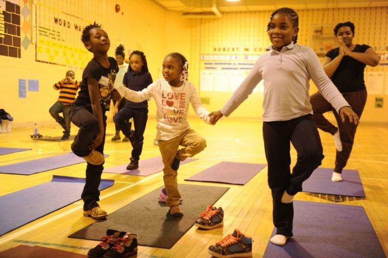Enfants réalisant des exercices de yoga déchaussés