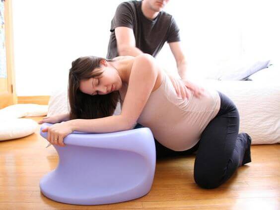 Femme enceinte en séance de préparation au jour de l'accouchement