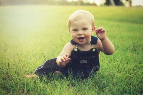 Un bébé rieur dans un parc 