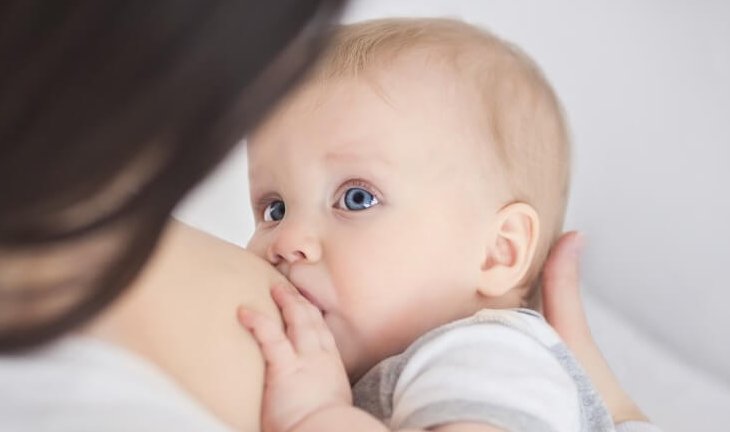 Un bébé qui tête le sein de sa maman, un des privilèges exclusifs de la maternité