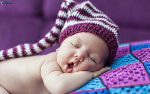 Bébé endormi avec un bonnet