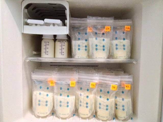 Poches et biberons de lait maternel dans un réfrigérateur