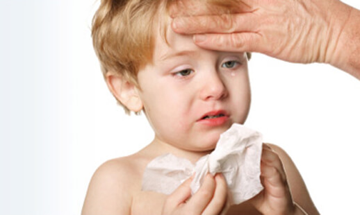Petit garçon enrhumé avec de la fièvre, symptômes de la pneumonie chez les enfants