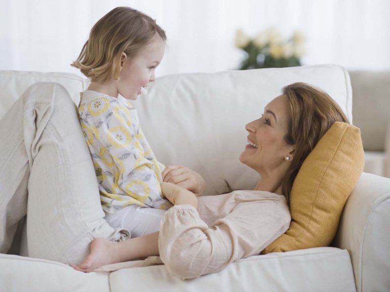 Calin entre mère et petite fille 