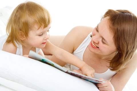 Maman en train de lire une histoire à son enfant 