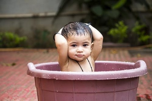 Bébé dans une bassine
