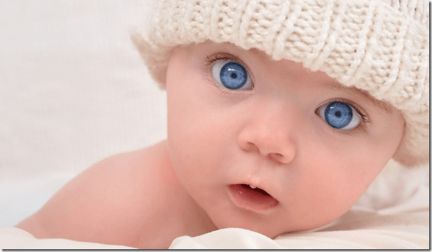 Bébé aux yeux bleus écarquillés