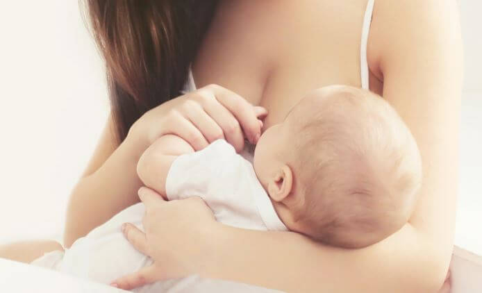 Bébé qui tête le lait maternel au sein de sa maman 