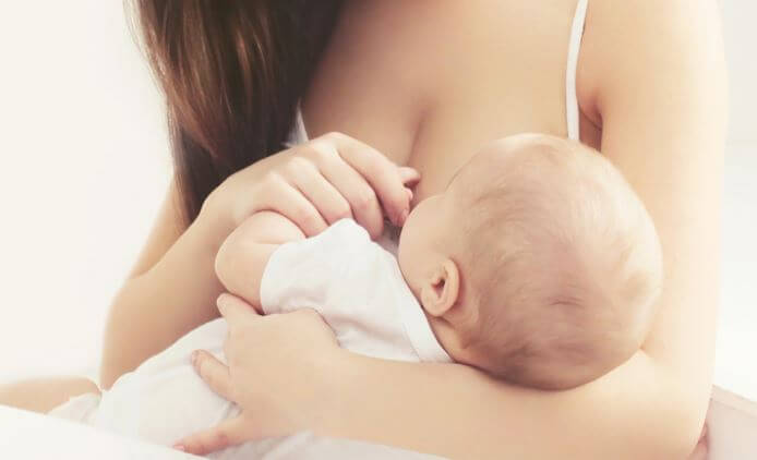 Bébé qui tête le lait maternel au sein de sa maman