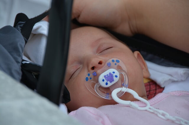 Bébé endormi avec sa tétine