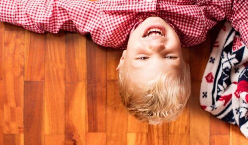 Comment apprendre l'autodérision à votre enfant