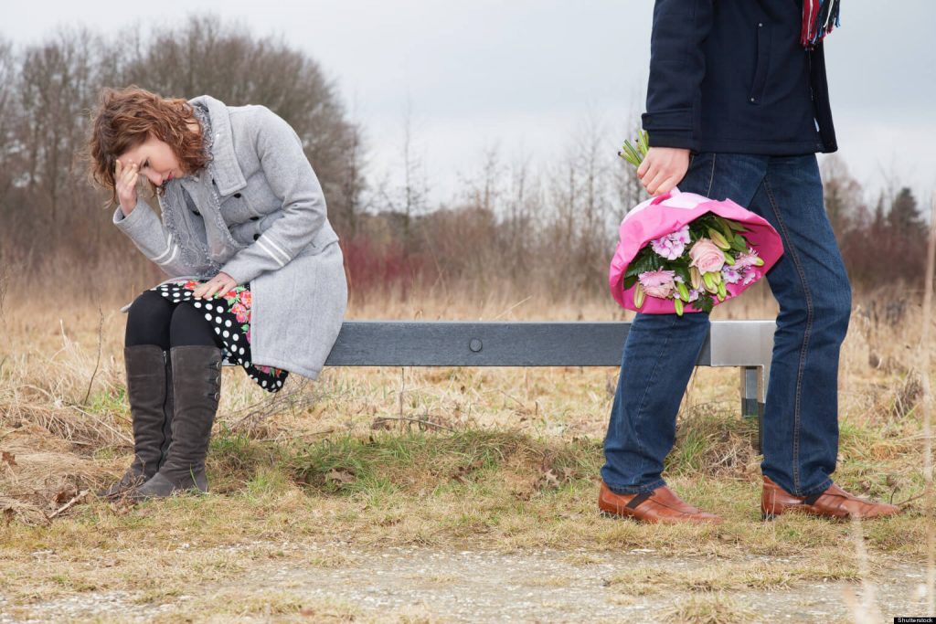Femme et homme vivant une rupture de couple