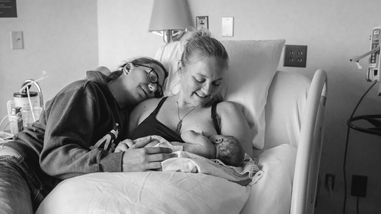 Une maman qui vient d'accoucher allaite son bébé