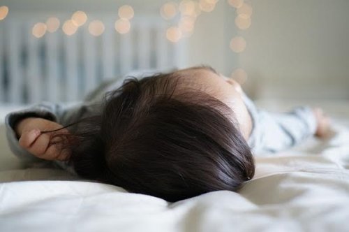 Un bébé avec beaucoup de cheveux