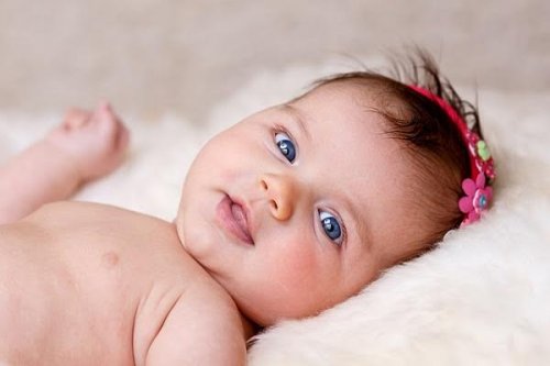 Pourquoi certains bébés naissent avec beaucoup de cheveux ?