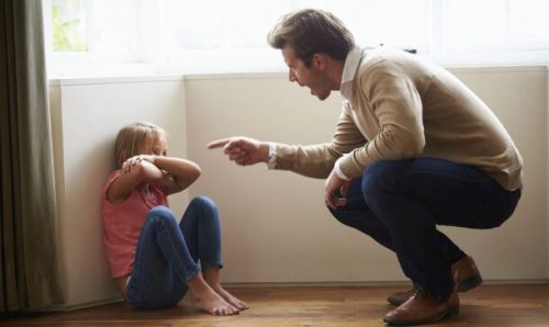 Une petite fille se fait gronder par son père et peut souffrir des effets psychologiques des punitions de ses parents