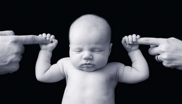 Bébé qui tient le doigt de sa mère et de son père