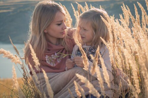 Une petite fille avec sa tante dans la nature