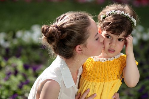 Une petite fille embrassée par sa tante