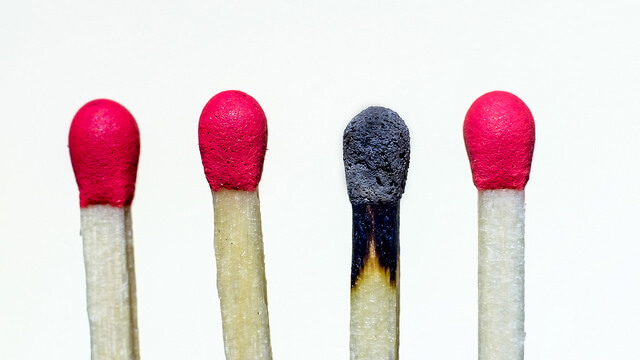 Allumettes qui se consument, symbôle du burn-out