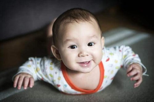 Un an : quand il sourit, votre bébé montre qu'il vous aime