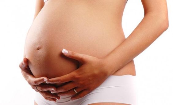 Femme enceinte qui se tient le ventre 