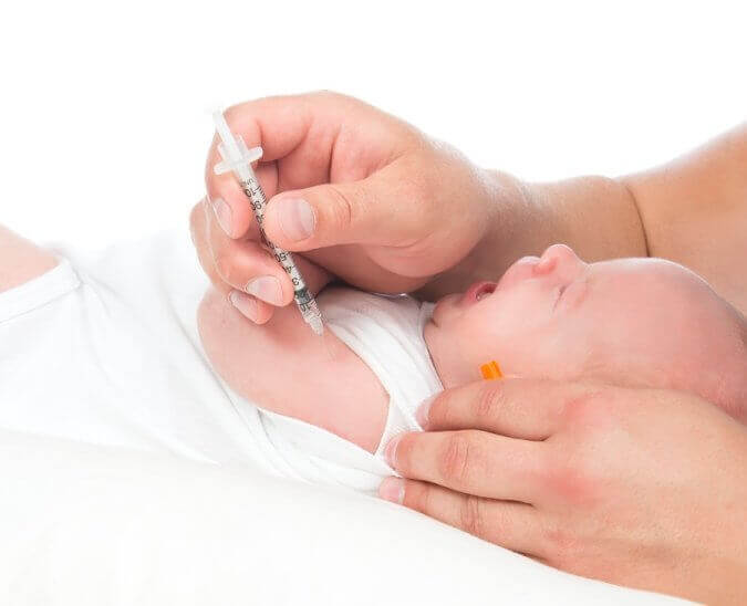 Un bébé reçoit une injection de vitamine K 