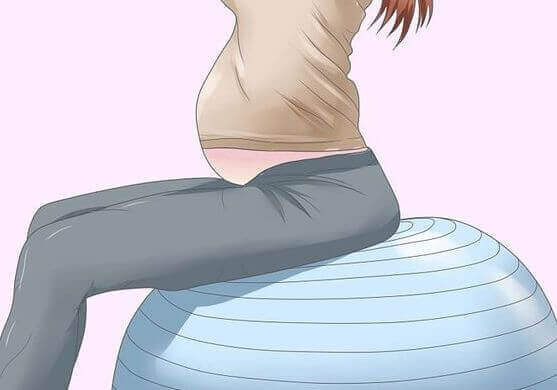 illustration d'une femme enceinte sur une balle d'exercice