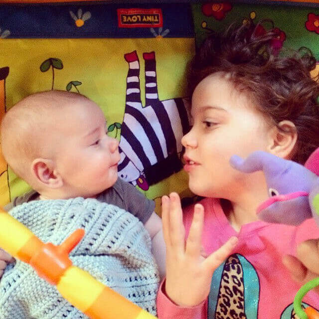 Une fillette parle avec un bébé