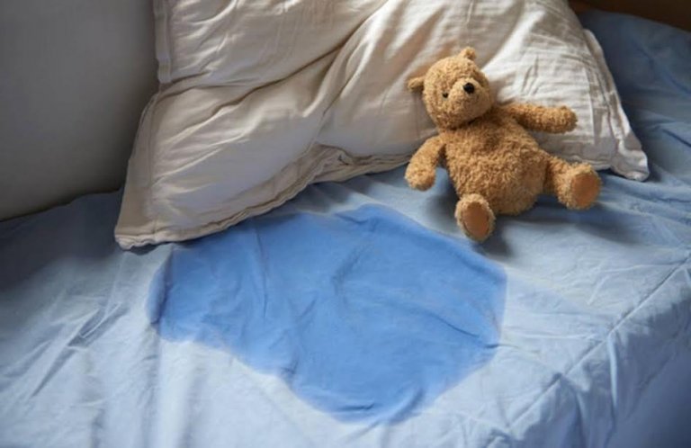 Lit mouillé par un enfant qui a fait pipi au lit