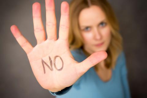 Une femme qui dit non de la main