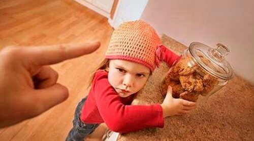 Un parent qui apprend à dire non à sa fille qui veut des biscuits