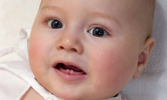 Bébé avec deux dents qui poussent