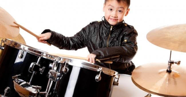 Enfant jouant de la batterie