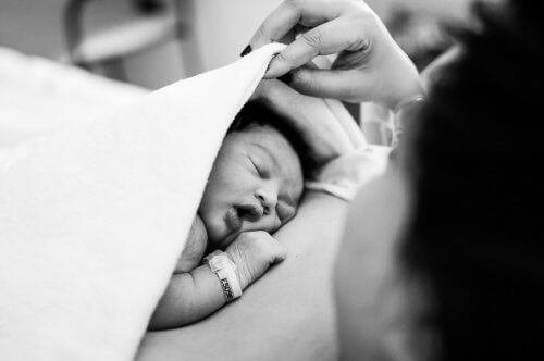 Ne prenez pas le bébé avant la maman après l'accouchement