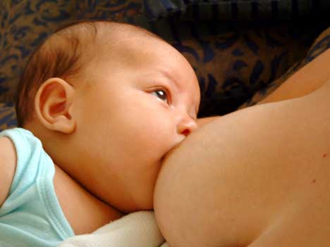 Un bébé tête le sein de sa maman, une routine qui aide à faire ses nuits