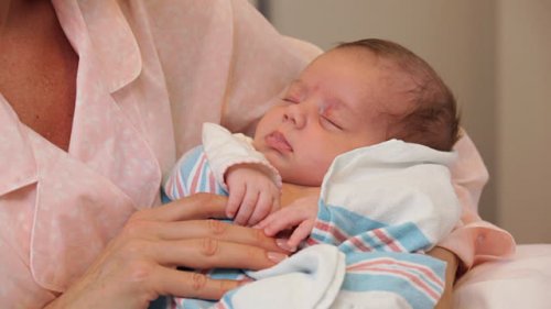 Ne prenez pas le bébé avant la maman après l'accouchement