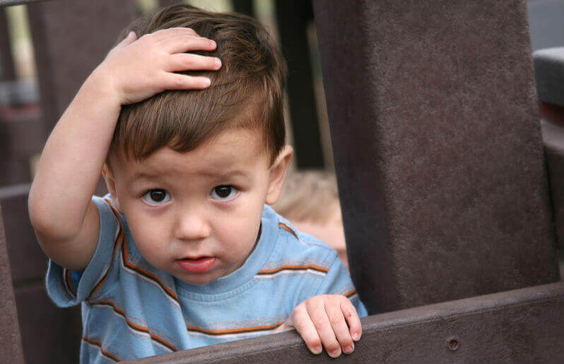 Un petit garçon qui s'est cogné la tête