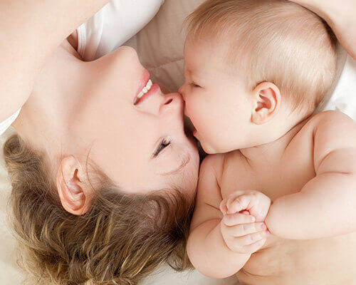 Bébé avec maman heureux