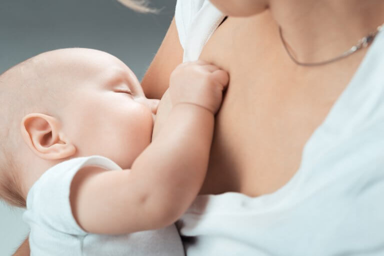 Scène d'allaitement d'un bébé