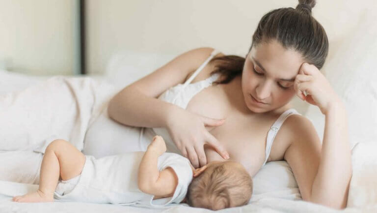 Maman qui allaite son bébé