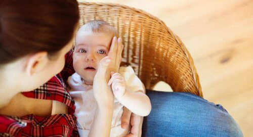 Un bébé qui est tombé, dans les bras de sa maman