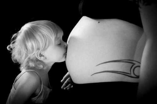 Comment annoncer à votre enfant que vous attendez un deuxième bébé ?
