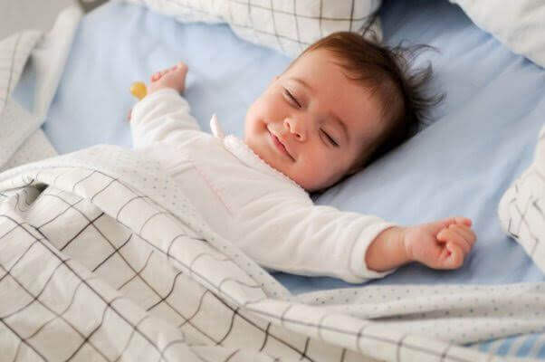 Bébé qui n'arrive pas à dormir, dans son lit