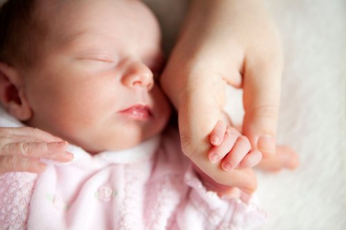Pourquoi faut-il se laver les mains avant de toucher un bébé ?