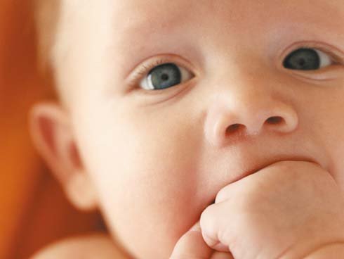Un bébé qui suce ses doigts